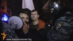 «Козацькі забави» під наглядом «Беркуту» протестували під «елітним» рестораном у Києві