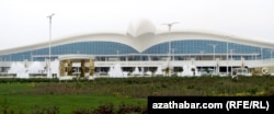 Türkmenistanyň uçýan laçyna meňzeýän täze aeroporty.