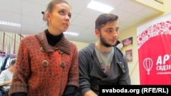 Падчас рэпэтыцыяў спэктаклю «Браніслаў Тарашкевіч. Эцюды з жыцьця ды сноў». На фота - Аляксей Сапрыкін у ролі Браніслава Тарашкевіча і Алена Жукоўская ў ролі ягонай жонкі. Менск, 16 верасьня 2015 году