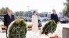 Cei trei lideri ai puterii pro-europene, președinta Maia Sandu, premierul Dorin Recean și spicherul Igor Grosu, depunând flori la monumentul lui Ștefan cel Mare, de Ziua Independenței.
