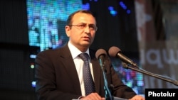 Armenia -- ARF-Dashnaktsutyun leader Artsvik Minasian addresses a rally in Yerevan's Liberty square, 02May2012