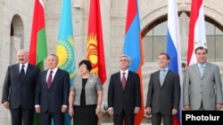 2010 թվականի օգոստոսի 20-22-ը Հայաստանում անցկացված ՀԱՊԿ-ի գագաթնաժողովի մասնակիցները
