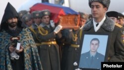 Похороны лейтенанта Гургена Маркаряна, убитого Рамилем Сафаровым. Ереван, 25 февраля 2004 г.