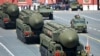 Орусиянын континенттер аралык баллистикалык ракеталары Москвадагы парадга чыгарылган учур. 9-май, 2015-жыл. 
