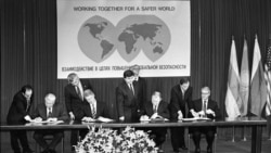 Ресей, АҚШ, Украина мен Ұлыбритания басшылары Киевке қауіпсіздік кепілдігі берілетіні туралы Будапешт меморандумына қол қойып жатыр. Венгрия, 5 желтоқсан, 1994 жыл.