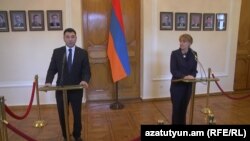 Հայաստանի և Գերմանիայի խորհրդարանների փոխնախագահներ Էդուարդ Շարմազանովի (ձ) և Էդելգարդ Բուլմահնի համատեղ ասուլիսը: 24-ը մայիսի, 2016 թ․