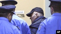 Ratko Mladic sub escorta poliției la Tribunalul din Belgrad