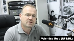 Mihai Godea în studioul Europei Libere de la Chișinău