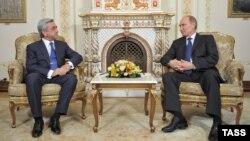 Russia -- President Vladimir Putin (R) meets with his Armenian counterpart Serzh Sarkisian in Novo-Ogaryovo, September 3, 2013