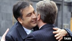 Президент Віктор Ющенко (праворуч) зустрічає свого грузинського колегу Михайла Саакашвілі, Київ, 19 листопада 2009 р.