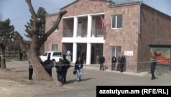 Здание администрации села Прошян