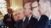 Patru personaje politice cheie: Anatoli Dobrinin, ambasadorul Moscovei la Washington, ministrul de externe sovietic Eduard Shevardnadze, Mihail Gorbaciov și ideologul Aleksandr Iakovlev, la o întîlnire cu liderii Congresului american la Casa Albă
