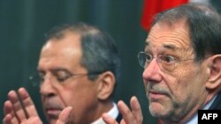 Russian Foreign Minister Sergei Lavrov (left) and EU Foreign Policy chief Javier Solana at a press conference in February
