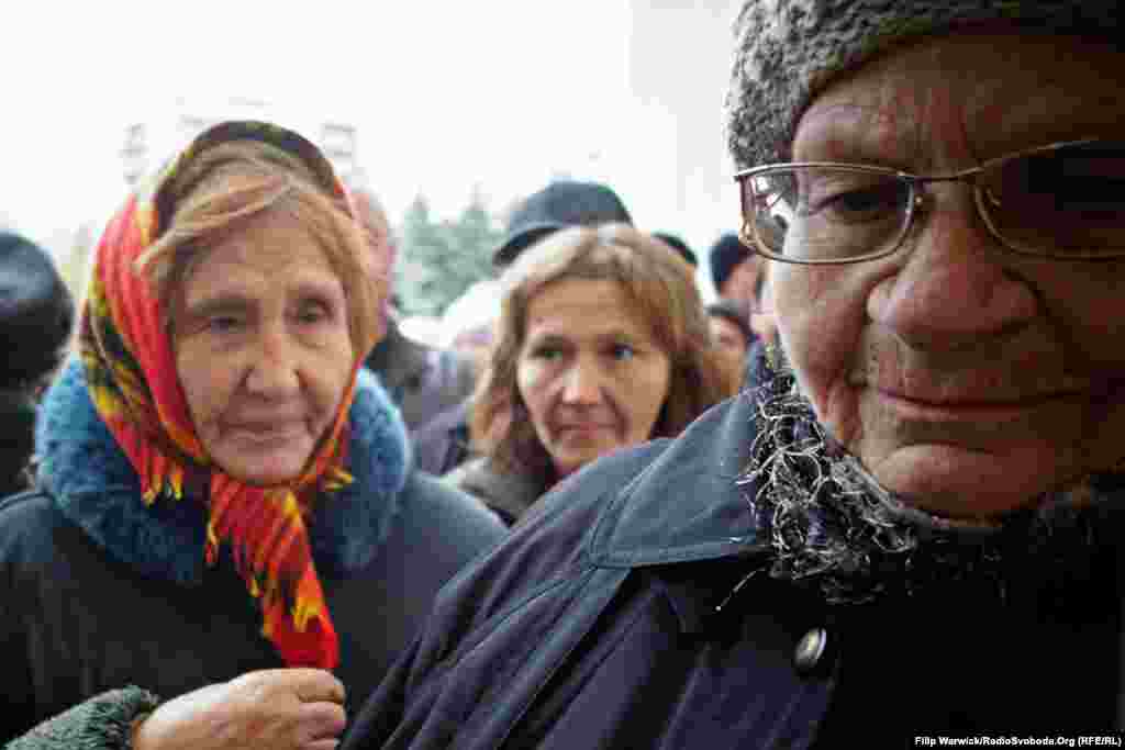 WFP көмегін алуға кезекке тұрған зейнеткерлер. 