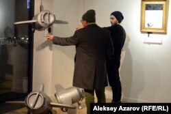 Посетитель и экскурсовод около работы «Прорыв» Мансура Смагамбетова. Алматы, 6 декабря 2018 года.