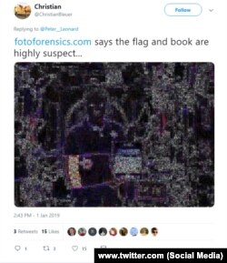 Bu suratyň fotoforensics.com saýtyndaky onlaýn seljermesiniň sosial mediada paýlaşylan suraty baýdagy we kitaby başgaça görkeýär