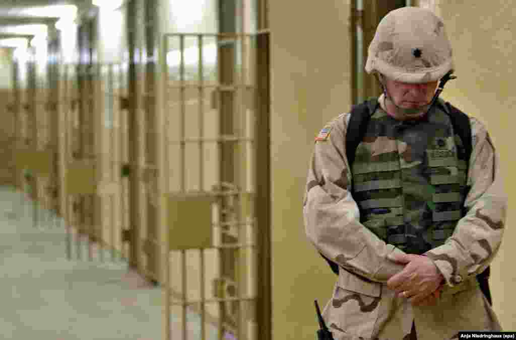 Американский солдат в коридорах военной тюрьмы Абу-Грайб в окрестностях Багдада. Ирак, 5 мая 2004 года. 