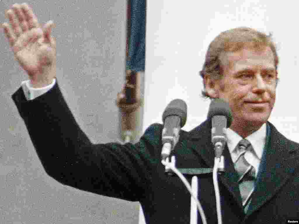 Вацлав Ҳавел президентликка сайлангач, ҳамюртларини қутламоқда, 1989 йил.