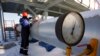 Россия - Сотрудник «Газпрома» производит измерения на газораспределительной станции (архив)