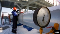 Россия - Сотрудник «Газпрома» производит измерения на газораспределительной станции (архив)