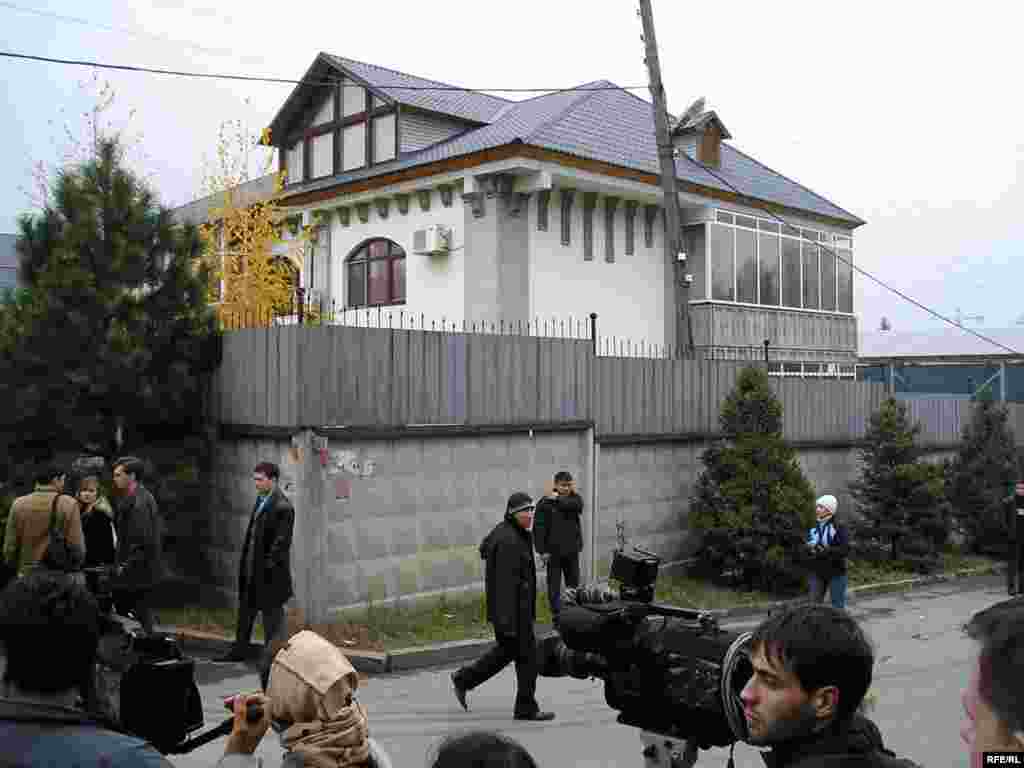 2005 жылғы қарашаның 12-і кешкісін Алматыдағы үйінде жұмбақ жағдайда мерт болды. Оның жансыз денесінен үш оқтың ізі және оқиға орнынан кезінде оған сыйға тартылған тапанша табылғаны хабарланды. Ресми тергеу «Нұрқаділов өз-өзін екі рет кеудесінен және бір рет басынан тапаншадан атып қаза болған» деген қорытынды жасады. Бірақ оппозиция «билікті сынаған қайраткер қастандық құрбаны болған» деп санайды. Суретте: Заманбек Нұрқаділов мықты күзеті бар осы үйінде оққа ұшқан. Алматы, 13 қараша 2005 жыл.