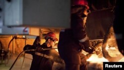 Рабочие на тяжелом производстве. Темиртау, 13 июня 2012 года. Иллюстративное фото.