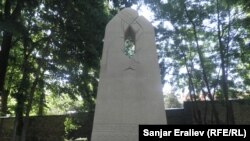 Ош. Монумент в память жертв июньских событий 2010 года.