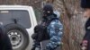 Под маской не видно истинных намерений правоохранителя