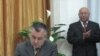 Өмүрбек Текебаев БЭКтин документтерине кол коюуда.