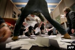 Numărarea voturilor în referendumul despre Ucraina in Schiermonnikoog, Olanda, 6 aprilir, 2016