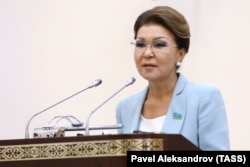 Dariga Nazarbajeva, az első elnök nagy befolyással rendelkező lánya, szenátusi elnök beszél Nur-Szultanban a parlament nyitóülésén 2019. szeptember 2-án
