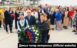 Совет армиясе каһарманнары һәйкәленә чәчәк салу