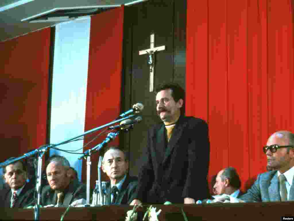 31 серпня 1980 року Лех Валенса домігся угоди з представниками Компартії Польщі, яке надавало робітникам право на страйки і легалізувало «Солідарність» – першу незалежну профспілку в країнах радянського блоку.