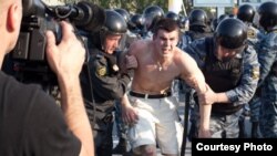 Денис Луцкевич під час затримання на Болотній площі, Москва, 6 травня 2012