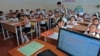 Кыргызстанда кенже класс окуучуларынын 60 пайызынын билим деңгээли төмөн экени айтылууда.