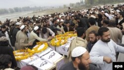 Supporters of militants group Al-Badar, which has ties with Afghan militant group Haqqani network, in 2015