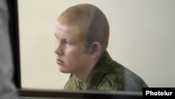 рядовий Валерій Пермяков у 5-му гарнізонному військовому суді Росії на території російської військової бази у вірменському місті Ґюмрі. 12 серпня 2015 року