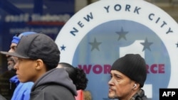 In Bronx, New York, în fața unui birou de șomaj