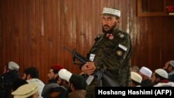 د طالبانو له واکمنېدو سره د افغانستان ملي اردو او نور امنیتي ځواکونه وپاشل شول. په دې انځور کې یو طالب د جمعې لمانځه پر وخت امنیت ساتلو ته ولاړ دی. (انځور ارشیف)