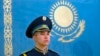 Ак ордонун алдындагы казак желегинин жанында турган аскер. Астана, 5-декабрь, 2014-жыл. 