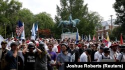 Lîngă statuia lui Robert E. Lee la manifestația ultranaționaliștilor de la Charlottesville, Virginia,
