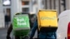Doi livratori de la Bold și Glovo – două dintre cele mai importante companii de curierat din țară.