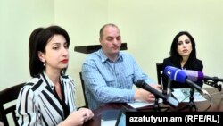 Երևանի ավագանու «Երկիր Ծիրանի» խմբակցության անդամ Սոնա Աղեկյանը (ձ), կուսակցության փոխնախագահ Կարապետ Աղաջանյանը, և խմբակցության անդամ Մարինա Խաչատրյանը: 