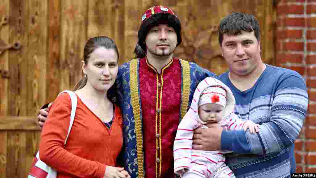 "Бибарс Сарай" егет-кызлары белән истәлеккә фотога төштеләр