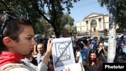 Armenia - Activists protest against Armenia’s membership in a Russia-led customs union in front of the presidential palace in Yerevan, 4Sep2013.