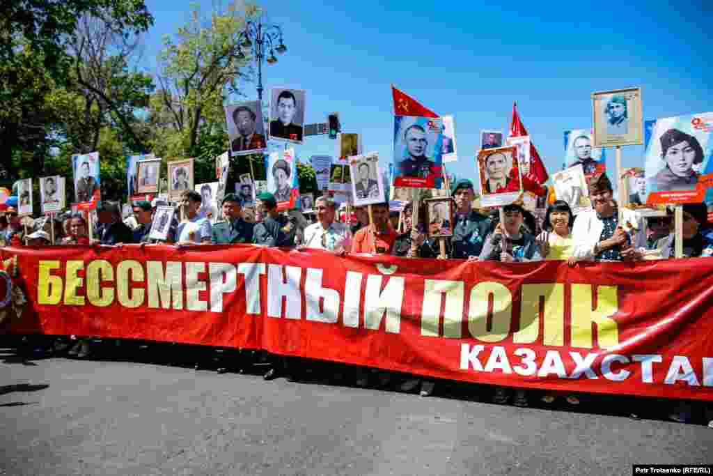 Колонна «Бессмертного полка» в Алматы выдвинулась от площади Астана и прошла до Парка имени 28 гвардейцев-панфиловцев. Общий маршрут составил не более двух километров. Алматы, 9 мая 2019 года.