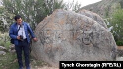 Хошуд Цэнгэль, доктор исторических наук, профессор Института истории Китайской Академии социальных наук, в местности Тамга-Таш, Джеты-Огузский район. Кыргызстан. 12 июня 2019 г. (Он полагает, что данный буддийский текст был оставлен ойратами между 1600–1648 годами).