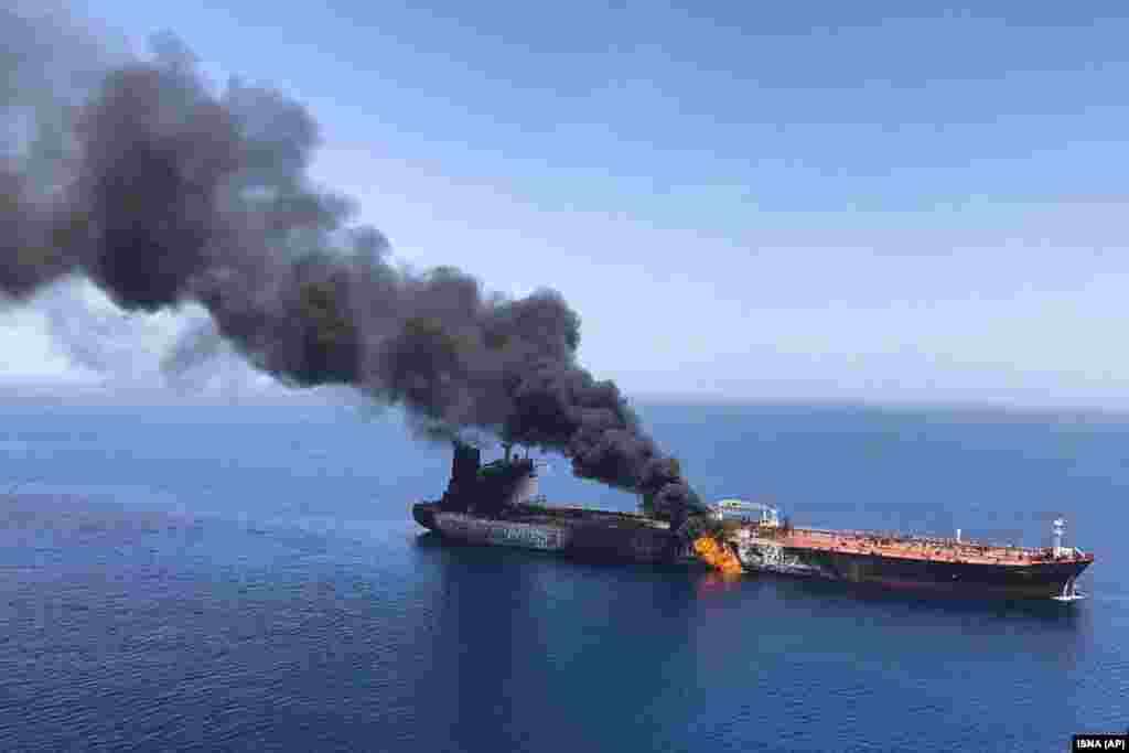Un tanc petrolier în flăcări în Marea Oman, 13 iunie. Două tancuri petroliere au fost atacate în apropiere de strîmtoarea strategică Hormuz, marinarii de pe ambele fiind evacuați după ce marina americană s-a grăbit să ofere sprijin în contextul tensiunilor crescînde dintre Washington și Teheran. (AP/ISNA)
