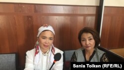 Айгуль Акбердиева (слева) и ее адвокат Жанар Сундеткалиева в зале суда. Актау, 20 октября 2018 года.