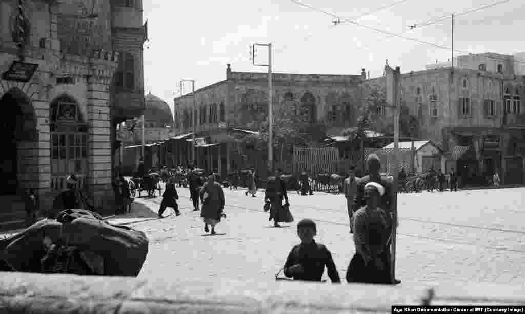 Площадь Алеппо, 1937 год. К концу французского правления в Сирии алавиты использовали тактику французов «разделяй и властвуй» в свою пользу, чтобы выстроить мощную систему правления. В том числе они заняли руководящие посты в армии. По данным Йельского университета, в 2012 году 70 процентов сирийских солдат были алавитами. 